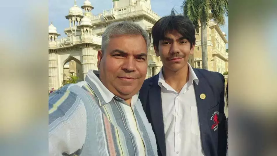 बेटे का फ्लाइट कैंसिल होने पर पिता ने पूरी रात कार ड्राइव की, फिर दिला पाया प्री-बोर्ड परीक्षा बेटे का फ्लाइट कैंसिल होने पर पिता ने पूरी रात कार ड्राइव की, फिर दिला पाया प्री-बोर्ड परीक्षा