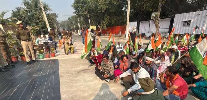 Rohtak PGI के कर्मचारियों ने CM आवास के बाहर प्रदर्शन किया Rohtak PGI के कर्मचारियों ने CM आवास के बाहर प्रदर्शन किया