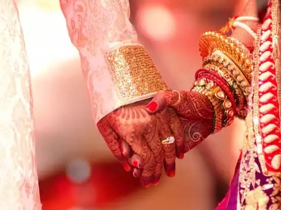 अविवाहित होना बताया और किया शादी, धोखेबाज व्यक्ति गिरफ्तार अविवाहित होना बताया और किया शादी, धोखेबाज व्यक्ति गिरफ्तार