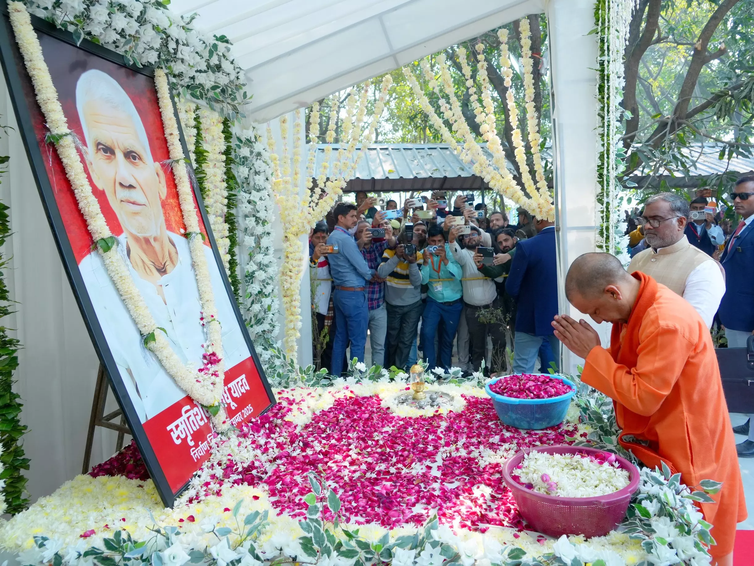 Jaunpur: गिरीश चंद के पिता के निधन पर CM योगी ने जताया गहरा शोक Jaunpur: गिरीश चंद के पिता के निधन पर CM योगी ने जताया गहरा शोक