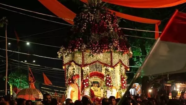 Indore: अष्टमी के दिन मंदिर से निकली भव्य प्रभातफेरी Indore: अष्टमी के दिन मंदिर से निकली भव्य प्रभातफेरी