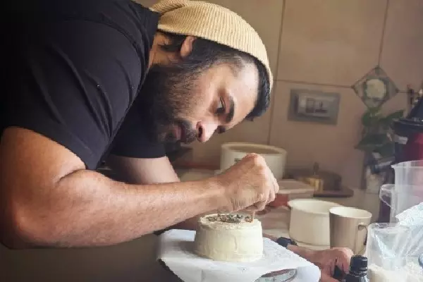 Varun Konidela ने केक बनाते हुए कहा कि उनका फोकस एक मास्टरपीस बनाने पर है Varun Konidela ने केक बनाते हुए कहा कि उनका फोकस एक मास्टरपीस बनाने पर है