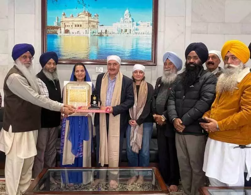 ब्रिटिश कोलंबिया के स्पीकर और उनके परिवार ने Golden Temple में मत्था टेका ब्रिटिश कोलंबिया के स्पीकर और उनके परिवार ने Golden Temple में मत्था टेका
