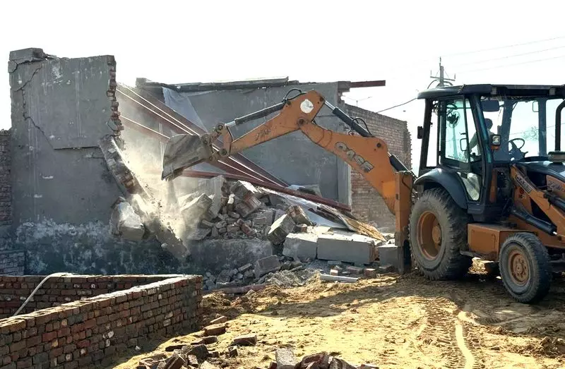 Rohtak के गांवों में 3 अवैध कॉलोनियां गिराई गईं Rohtak के गांवों में 3 अवैध कॉलोनियां गिराई गईं
