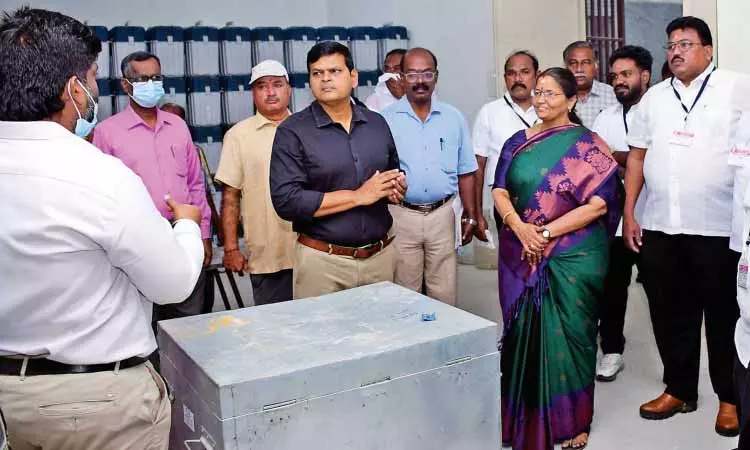 Tamil Nadu: डीईओ ने ईवीएम का शुरुआती वेरिफिकेशन किया Tamil Nadu: डीईओ ने ईवीएम का शुरुआती वेरिफिकेशन किया