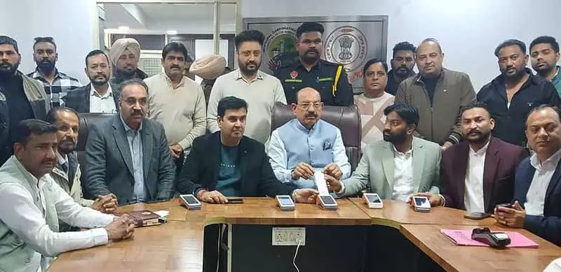 Jalandhar: पानी, सीवरेज बिल कलेक्शन के लिए एंड्रॉयड-बेस्ड मशीनें लॉन्च की गईं Jalandhar: पानी, सीवरेज बिल कलेक्शन के लिए एंड्रॉयड-बेस्ड मशीनें लॉन्च की गईं