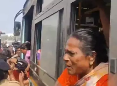Chennai में विरोध प्रदर्शन: प्राइवेटाइजेशन रोकने की मांग पर पुलिस ने की हिरासत Chennai में विरोध प्रदर्शन: प्राइवेटाइजेशन रोकने की मांग पर पुलिस ने की हिरासत