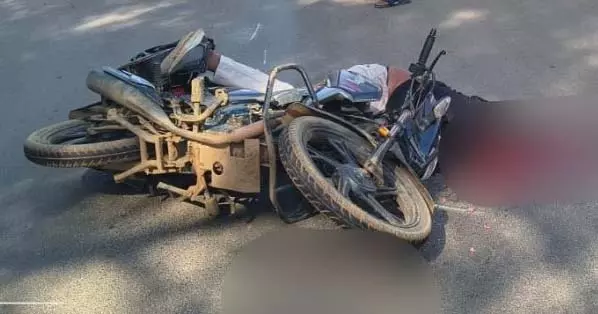 ट्रक के पहिया में दबा बाइक सवार, दर्दनाक मौत ट्रक के पहिया में दबा बाइक सवार, दर्दनाक मौत