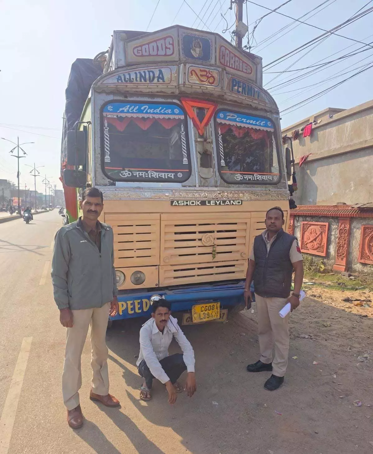 25 टन अवैध कबाड़ से भरी ट्रक पकड़ाया, चालक गिरफ्तार 25 टन अवैध कबाड़ से भरी ट्रक पकड़ाया, चालक गिरफ्तार