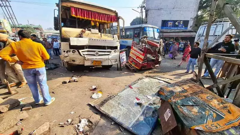 Ludhiana: प्राइवेट बस ने पैदल चलने वालों और गाड़ियों को टक्कर मारी, एक की मौत, 7 घायल Ludhiana: प्राइवेट बस ने पैदल चलने वालों और गाड़ियों को टक्कर मारी, एक की मौत, 7 घायल