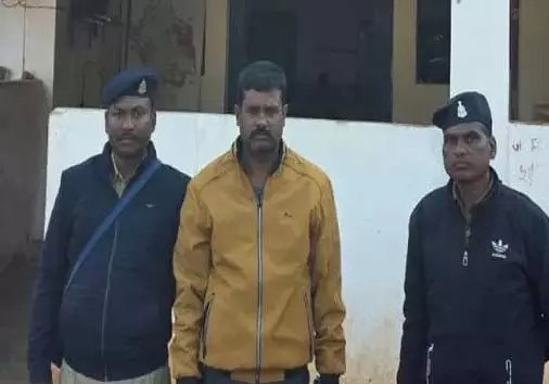 जशपुर में दुष्कर्म, प्राईवेट कंपनी का अधिकारी गिरफ्तार जशपुर में दुष्कर्म, प्राईवेट कंपनी का अधिकारी गिरफ्तार