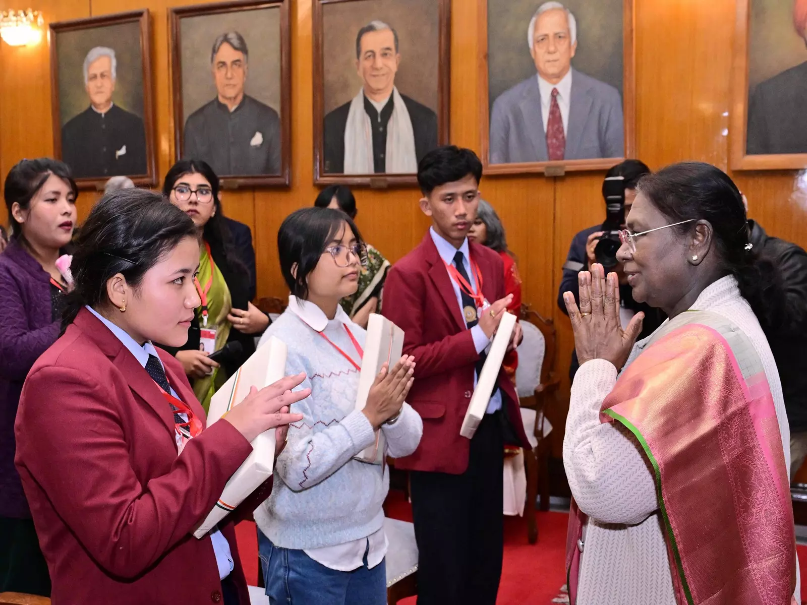 राष्ट्रपति Murmu ने इम्फाल में विस्थापित लोगों से मुलाकात कर पुनर्वास का आश्वासन दिया राष्ट्रपति Murmu ने इम्फाल में विस्थापित लोगों से मुलाकात कर पुनर्वास का आश्वासन दिया