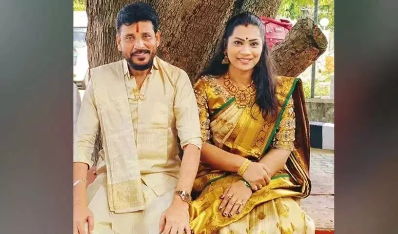 बिना इजाज़त शराब पार्टी.. MLC दुव्वाडा श्रीनिवास, माधुरी गिरफ्तार बिना इजाज़त शराब पार्टी.. MLC दुव्वाडा श्रीनिवास, माधुरी गिरफ्तार