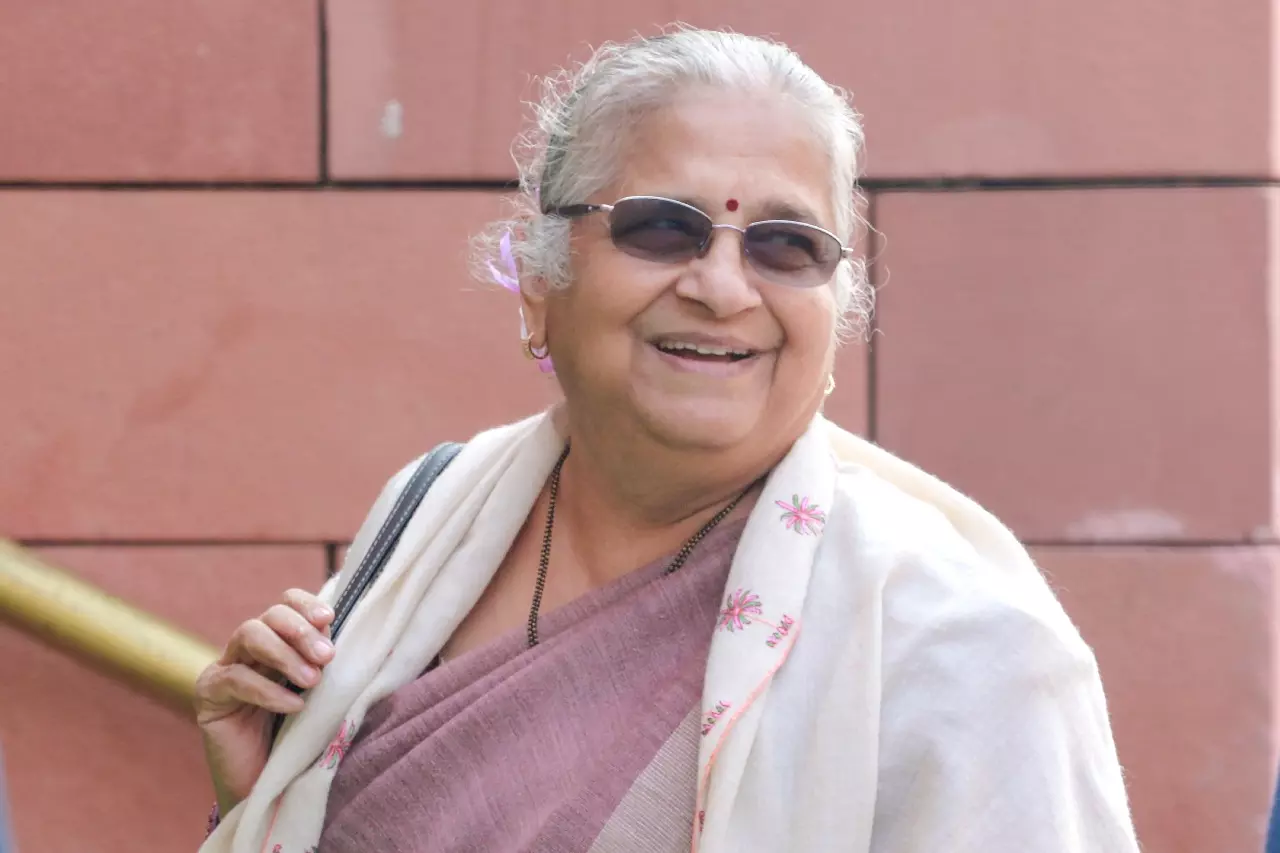 Sudha Murty: उम्मीद है अगली पीढ़ी भी वंदे मातरम से जुड़ेगी Sudha Murty: उम्मीद है अगली पीढ़ी भी वंदे मातरम से जुड़ेगी