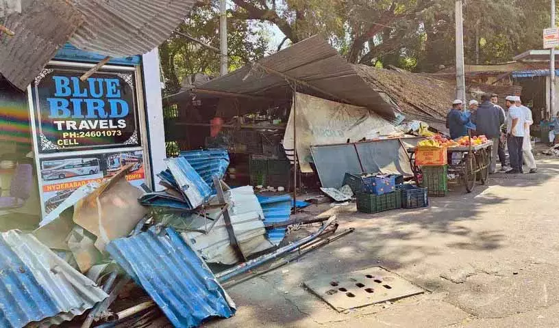 GHMC द्वारा फुटपाथ पर अतिक्रमण हटाने से अफजलगंज में तनाव GHMC द्वारा फुटपाथ पर अतिक्रमण हटाने से अफजलगंज में तनाव