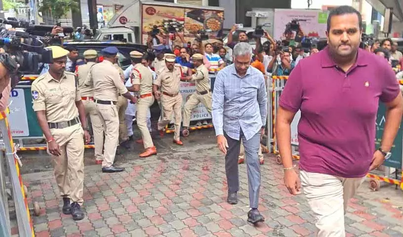 पूर्व SIB चीफ प्रभाकर राव ने फोन टैपिंग केस में SIT के सामने सरेंडर किया पूर्व SIB चीफ प्रभाकर राव ने फोन टैपिंग केस में SIT के सामने सरेंडर किया