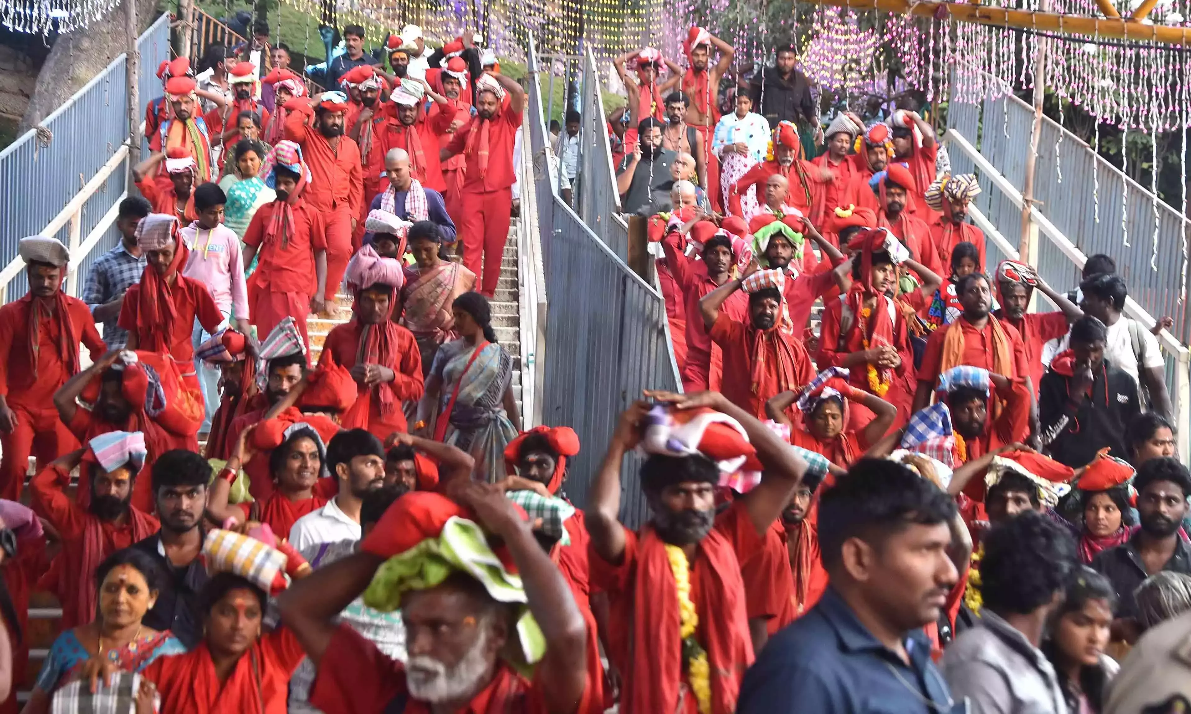 Andhra : भवानी दीक्षा विरमण इंद्रकीलाद्री पर भक्ति भाव के साथ शुरू हुआ Andhra : भवानी दीक्षा विरमण इंद्रकीलाद्री पर भक्ति भाव के साथ शुरू हुआ