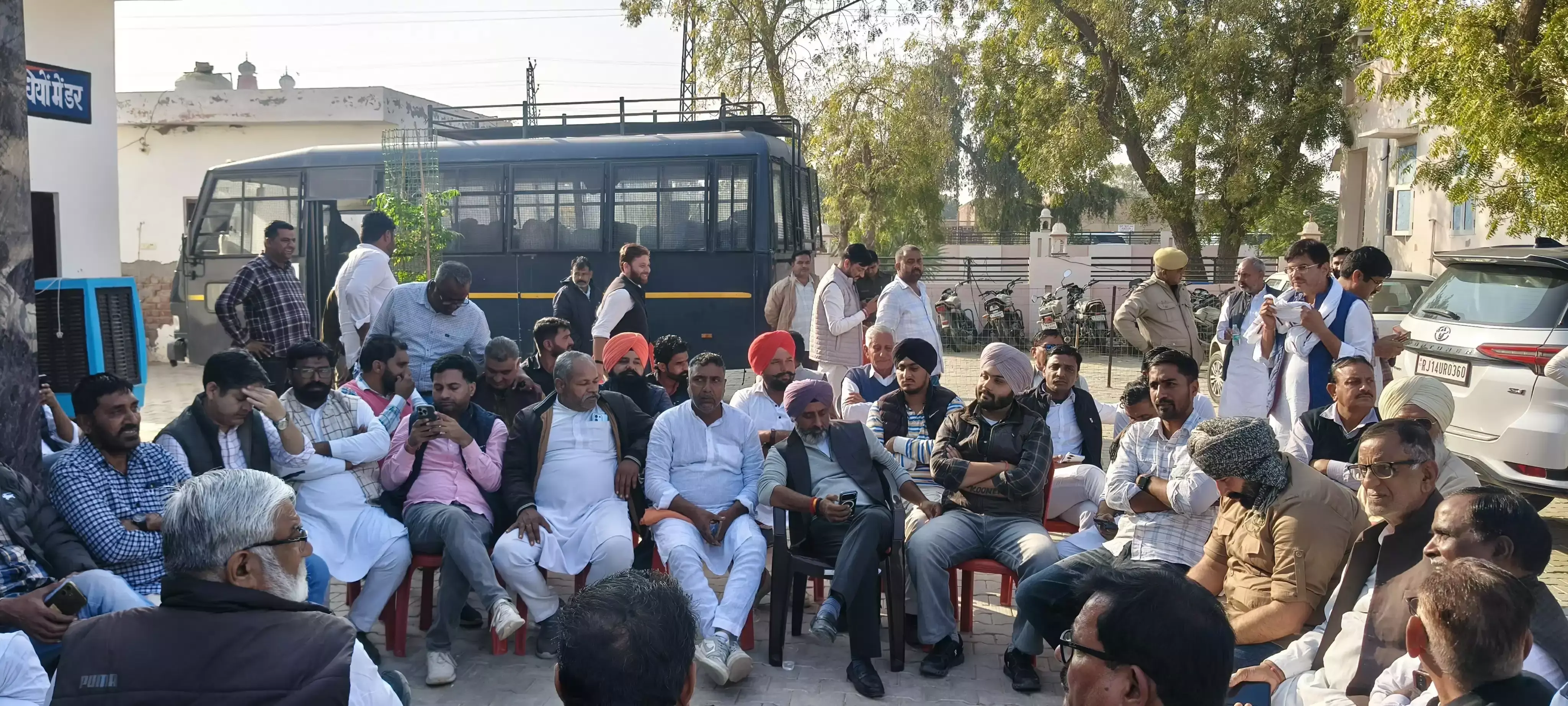 Hanumangarh: हनुमानगढ़ में फैक्ट्री बवाल, पुलिस ने बढ़ाई सुरक्षा Hanumangarh: हनुमानगढ़ में फैक्ट्री बवाल, पुलिस ने बढ़ाई सुरक्षा