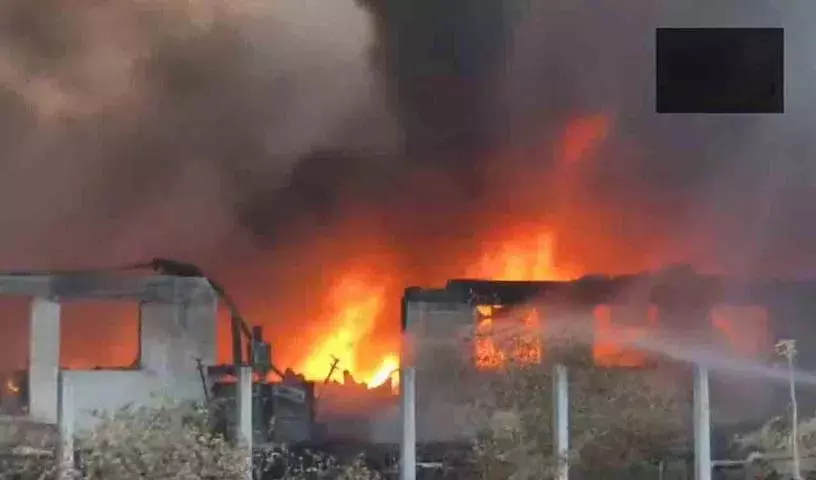 Valsad में प्लास्टिक बनाने वाली कंपनी में भीषण आग Valsad में प्लास्टिक बनाने वाली कंपनी में भीषण आग