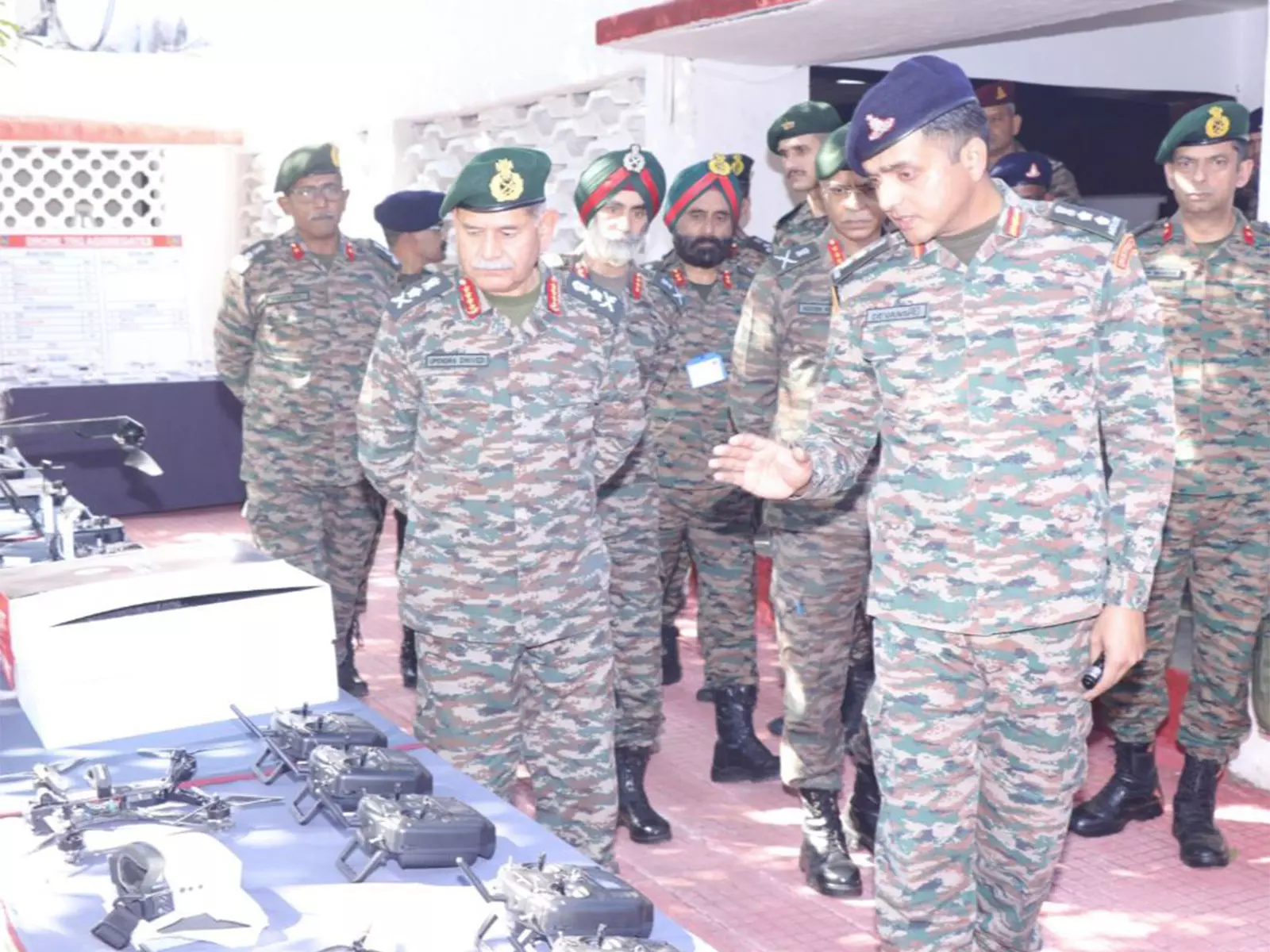 सेना प्रमुख General Dwivedi ने तोपखाना रेजिमेंट सम्मेलन में आधुनिक युद्ध तैयारी के प्रयासों की सराहना की सेना प्रमुख General Dwivedi ने तोपखाना रेजिमेंट सम्मेलन में आधुनिक युद्ध तैयारी के प्रयासों की सराहना की