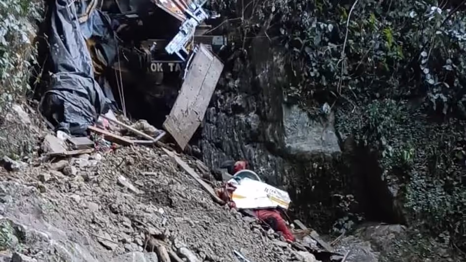 Arunachal घाटी त्रासदी में जीवित बचा अकेला व्यक्ति डिब्रूगढ़ में जिंदगी और मौत से जूझ रहा Arunachal घाटी त्रासदी में जीवित बचा अकेला व्यक्ति डिब्रूगढ़ में जिंदगी और मौत से जूझ रहा