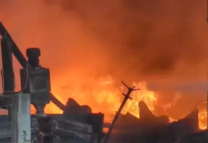 Valsad में प्लास्टिक रॉ मटेरियल बनाने वाली कंपनी में भीषण आग लग गई Valsad में प्लास्टिक रॉ मटेरियल बनाने वाली कंपनी में भीषण आग लग गई