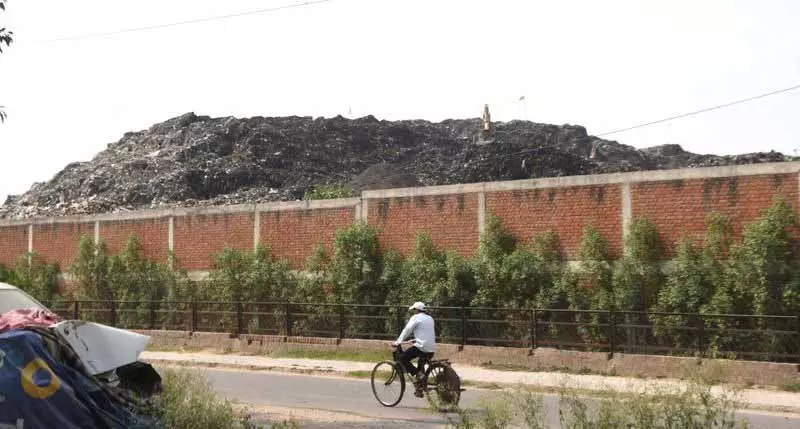 Chandigarh के दादूमाजरा डंप में अभी भी 55,000 मीट्रिक टन कचरा पड़ा है, सरकार ने लोकसभा में कहा Chandigarh के दादूमाजरा डंप में अभी भी 55,000 मीट्रिक टन कचरा पड़ा है, सरकार ने लोकसभा में कहा