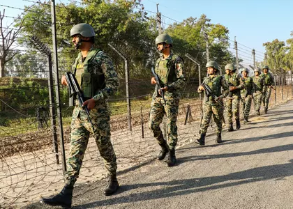 जम्मू में इंटरनेशनल बॉर्डर पर BSF ने हथियारबंद घुसपैठिए को पकड़ा जम्मू में इंटरनेशनल बॉर्डर पर BSF ने हथियारबंद घुसपैठिए को पकड़ा