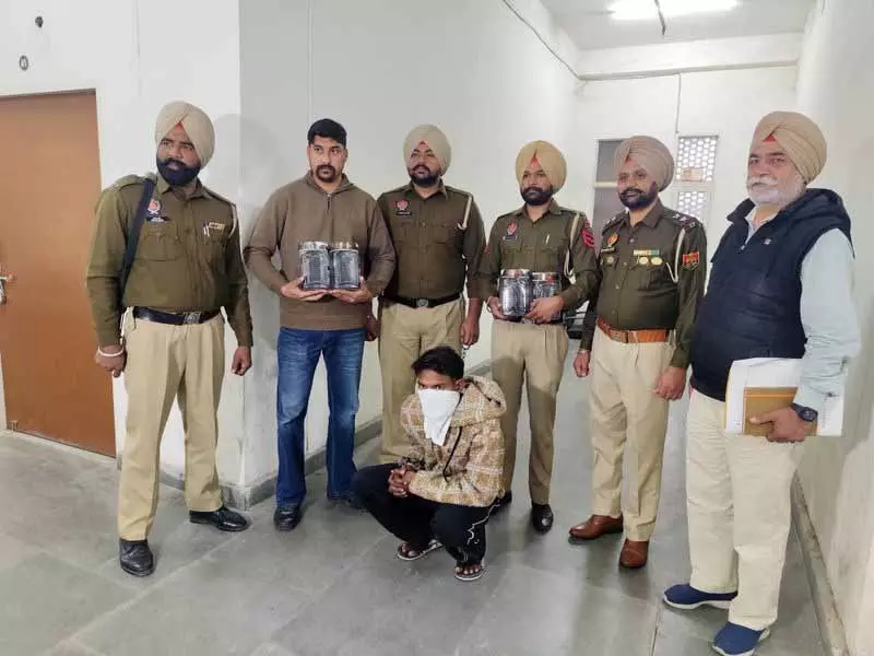 Police ने सीमा पार हथियार सप्लाई करने वाले मॉड्यूल का भंडाफोड़ किया, मुख्य ऑपरेटिव गिरफ्तार Police ने सीमा पार हथियार सप्लाई करने वाले मॉड्यूल का भंडाफोड़ किया, मुख्य ऑपरेटिव गिरफ्तार