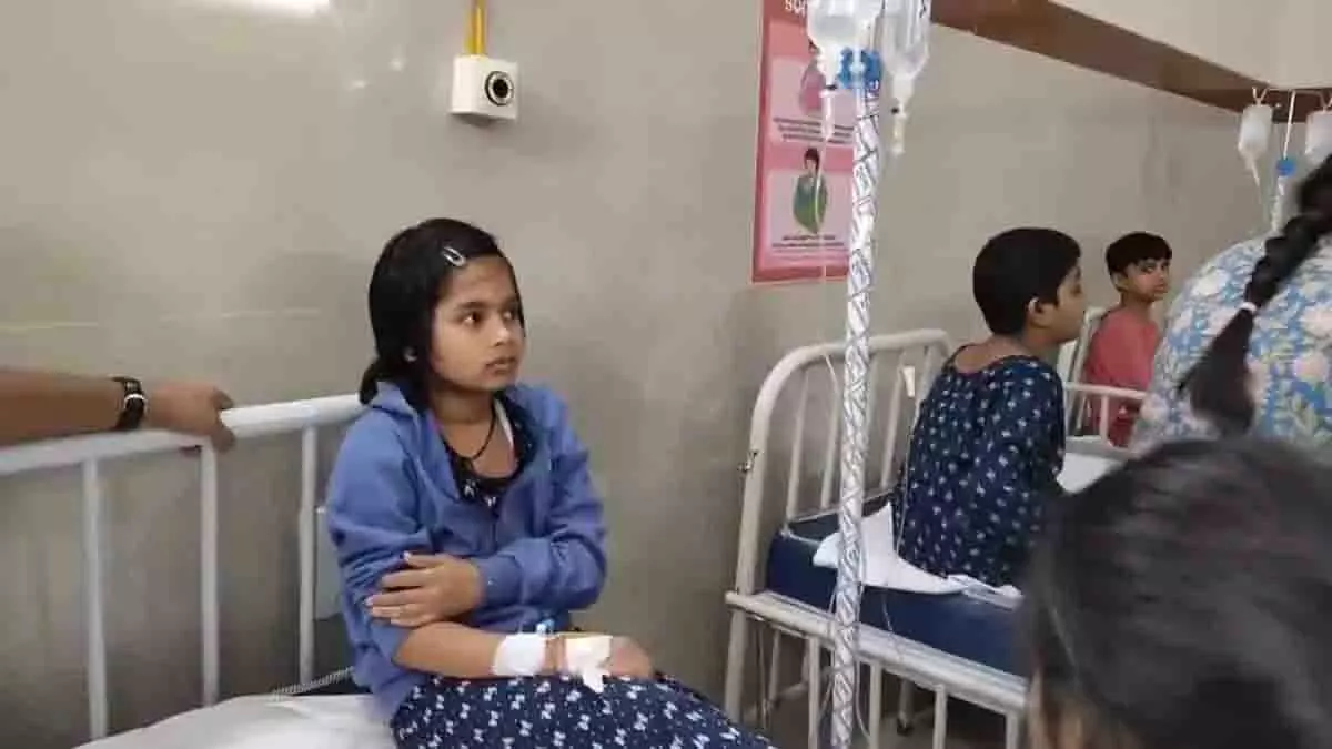 Hyderabad: माइनॉरिटी रेजिडेंशियल स्कूल के 16 छात्र डिनर के बाद बीमार पड़ गए Hyderabad: माइनॉरिटी रेजिडेंशियल स्कूल के 16 छात्र डिनर के बाद बीमार पड़ गए