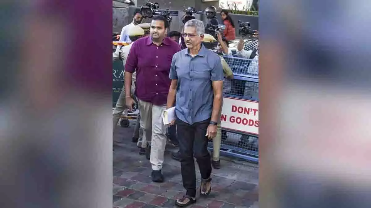 फोन टैपिंग केस: पूर्व SIB चीफ प्रभाकर राव ने पुलिस के सामने सरेंडर किया फोन टैपिंग केस: पूर्व SIB चीफ प्रभाकर राव ने पुलिस के सामने सरेंडर किया