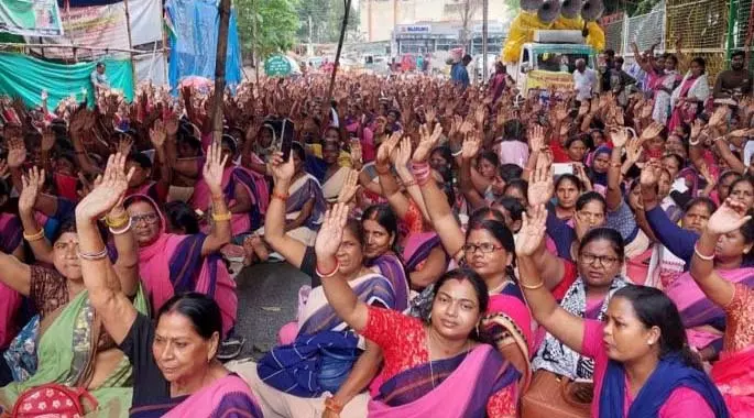 Anganwadi वर्कर्स भुखमरी और पेंडिंग अलाउंस का सामना कर रही Anganwadi वर्कर्स भुखमरी और पेंडिंग अलाउंस का सामना कर रही