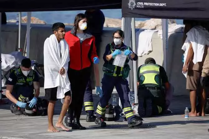 Malta के पास नाव पलटी, 60 अफ्रीकी माइग्रेंट्स सुरक्षित बचाए गए Malta के पास नाव पलटी, 60 अफ्रीकी माइग्रेंट्स सुरक्षित बचाए गए