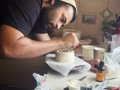 Varun Konidela का कुकिंग अंदाज़: केक में बना रहे हैं मास्टरपीस Varun Konidela का कुकिंग अंदाज़: केक में बना रहे हैं मास्टरपीस
