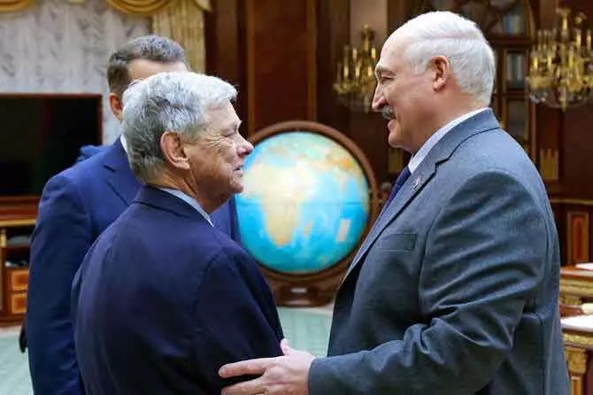 US दूत Minsk पहुंचे, लुकाशेंको से कैदियों की रिहाई पर बातचीत US दूत Minsk पहुंचे, लुकाशेंको से कैदियों की रिहाई पर बातचीत