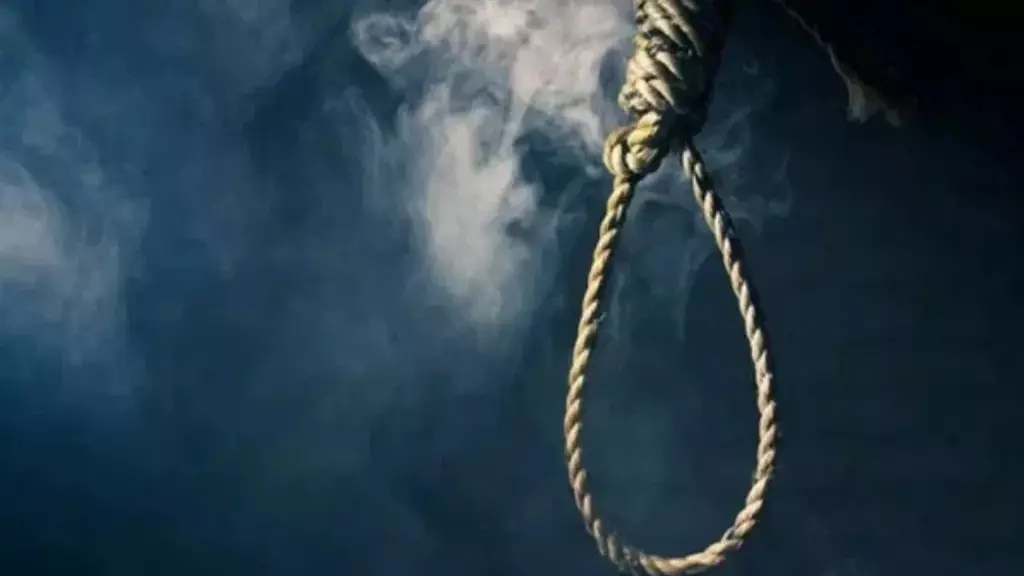 एक ही परिवार के तीन लोगों ने फांसी लगाकर की आत्महत्या,पड़ोसियों में डर एक ही परिवार के तीन लोगों ने फांसी लगाकर की आत्महत्या,पड़ोसियों में डर