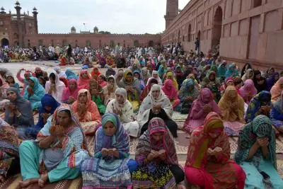 Pakistan में महिलाओं की अकादमिक यात्रा पर भेदभाव की छाया Pakistan में महिलाओं की अकादमिक यात्रा पर भेदभाव की छाया