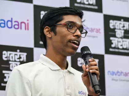 Dharavi के बच्चों का शतरंज का जोश प्रज्ञानंद को हैरान कर गया Dharavi के बच्चों का शतरंज का जोश प्रज्ञानंद को हैरान कर गया