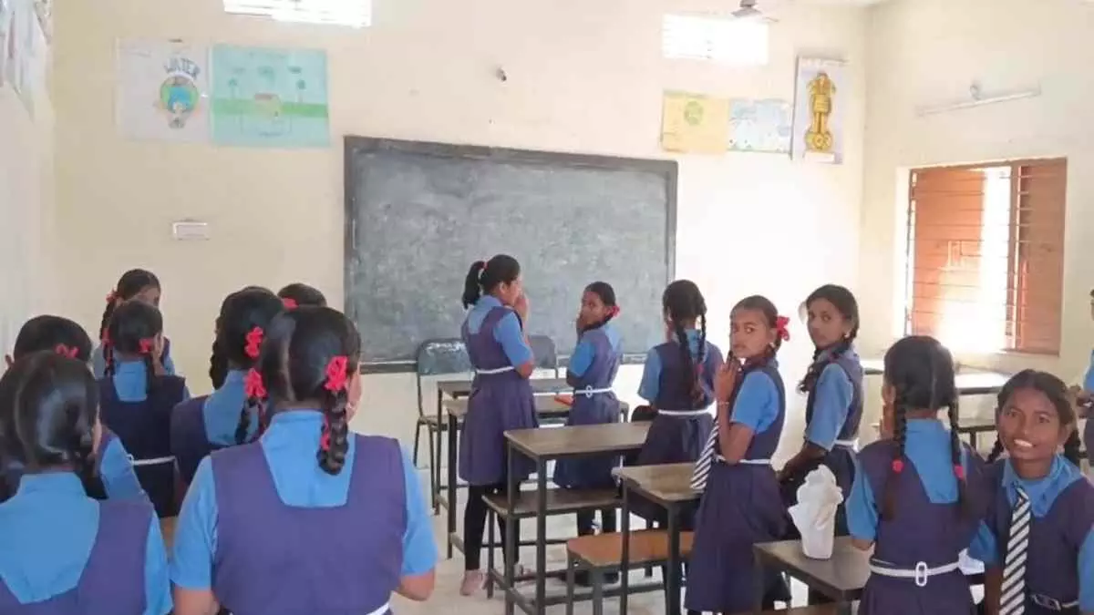 बढ़ती ठंड और शीतलहर के चलते स्कूल समय में बदलाव, 15 जनवरी तक नई टाइमिंग लागू बढ़ती ठंड और शीतलहर के चलते स्कूल समय में बदलाव, 15 जनवरी तक नई टाइमिंग लागू