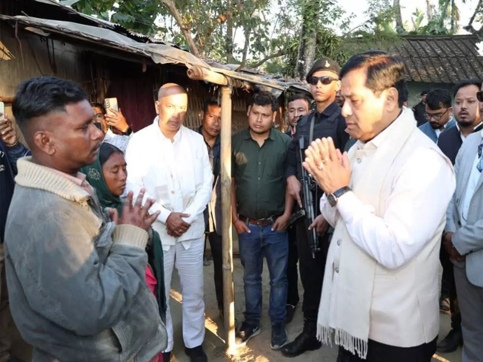सरबानंदा सोनोवाल ने Tinsukia में अंजॉ त्रासदी के शोक संतप्त परिवारों से मुलाकात की सरबानंदा सोनोवाल ने Tinsukia में अंजॉ त्रासदी के शोक संतप्त परिवारों से मुलाकात की