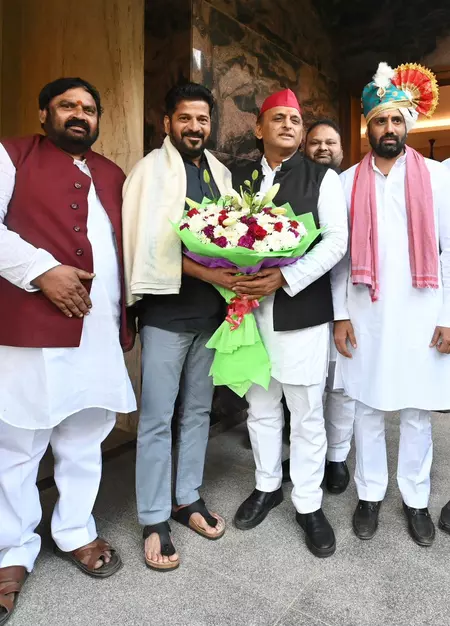 समस्याओं के समाधान के लिए एक स्पष्ट, यथार्थवादी और प्रगतिशील रोडमैप जरूरी: अखिलेश यादव समस्याओं के समाधान के लिए एक स्पष्ट, यथार्थवादी और प्रगतिशील रोडमैप जरूरी: अखिलेश यादव