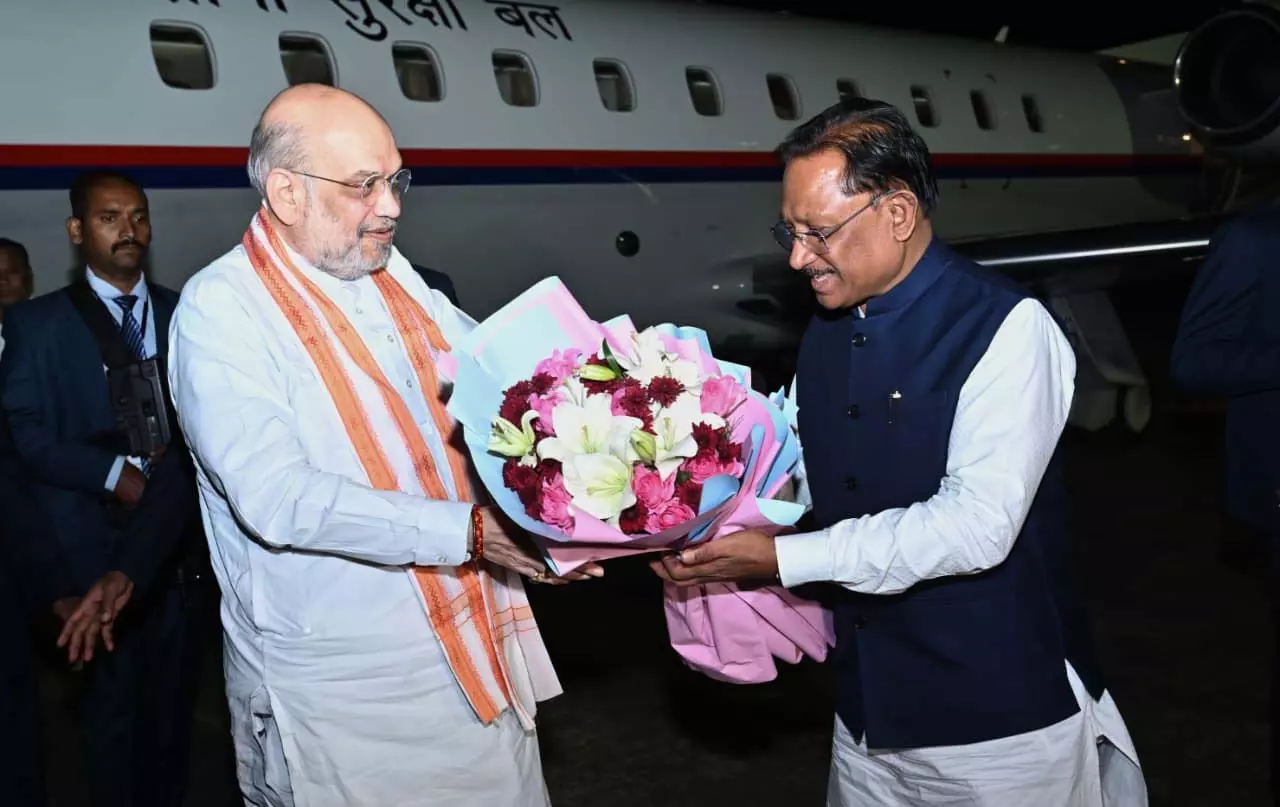 CM विष्णुदेव साय ने केंद्रीय गृह मंत्री अमित शाह का किया भव्य स्वागत CM विष्णुदेव साय ने केंद्रीय गृह मंत्री अमित शाह का किया भव्य स्वागत
