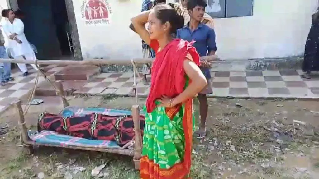 एंबुलेंस न मिलने से परिवार को शव छह किलोमीटर खाट पर ले जाना पड़ा, मानवता शर्मसार एंबुलेंस न मिलने से परिवार को शव छह किलोमीटर खाट पर ले जाना पड़ा, मानवता शर्मसार