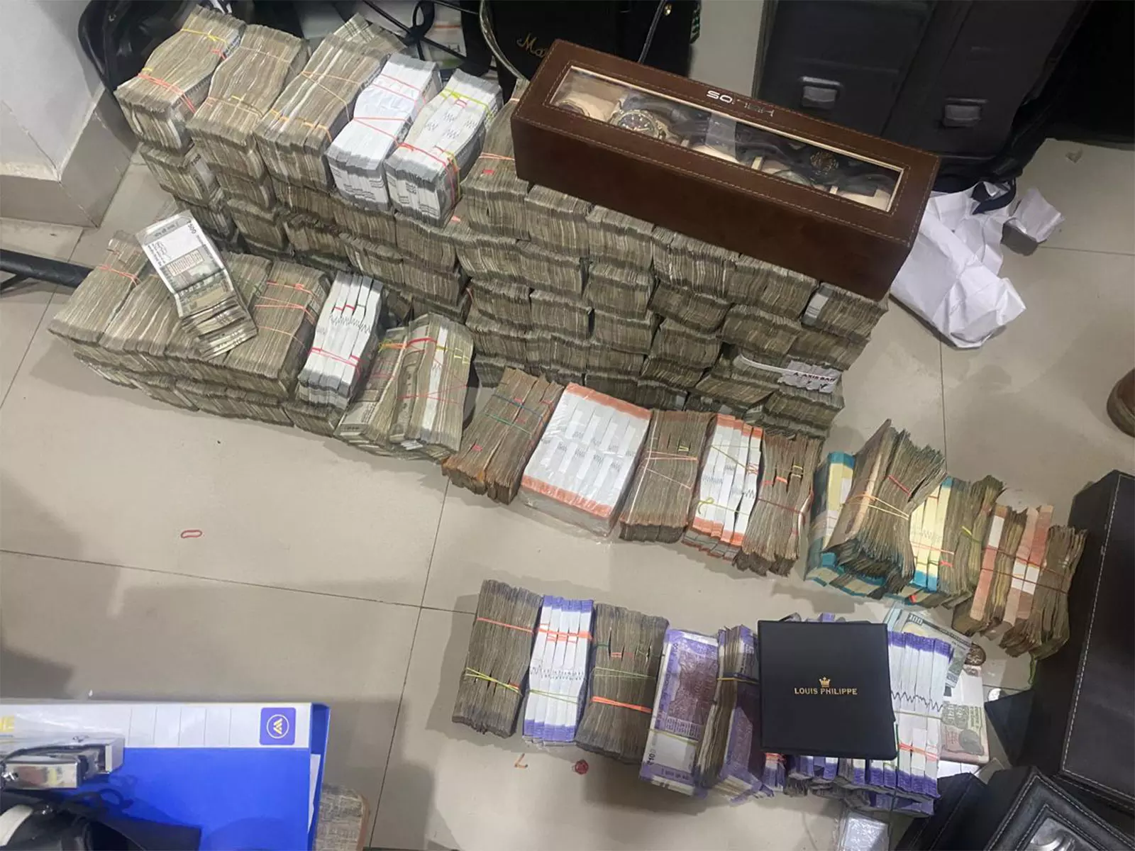CBI ने अंतरराष्ट्रीय साइबर अपराध नेटवर्क का भंडाफोड़ किया, 1.88 करोड़ रुपये बरामद CBI ने अंतरराष्ट्रीय साइबर अपराध नेटवर्क का भंडाफोड़ किया, 1.88 करोड़ रुपये बरामद