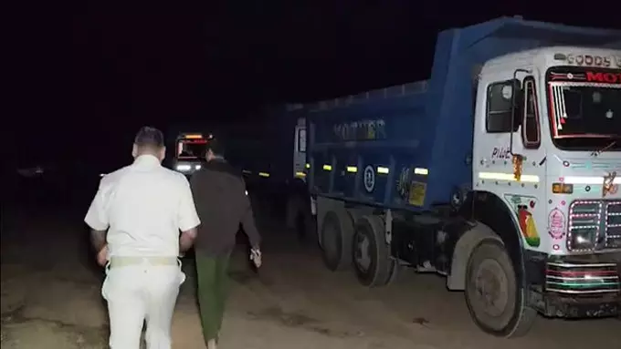BREAKING: अवैध रेत खनन के खिलाफ बड़ी कार्रवाई, 22 हाइवा ट्रक जब्त BREAKING: अवैध रेत खनन के खिलाफ बड़ी कार्रवाई, 22 हाइवा ट्रक जब्त