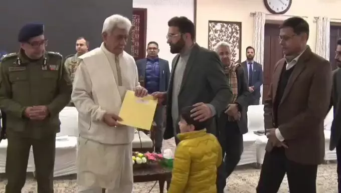 जम्मू-कश्मीर: नौगाम ब्लास्ट पीड़ितों को उपराज्यपाल ने दिए अपॉइंटमेंट जम्मू-कश्मीर: नौगाम ब्लास्ट पीड़ितों को उपराज्यपाल ने दिए अपॉइंटमेंट