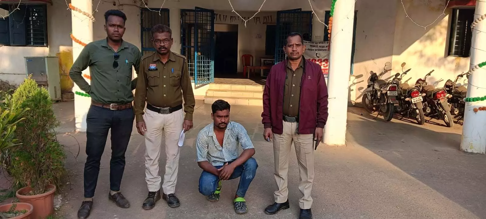 अवैध शराब पर बड़ी कार्रवाई, महुआ शराब के साथ युवक गिरफ्तार अवैध शराब पर बड़ी कार्रवाई, महुआ शराब के साथ युवक गिरफ्तार