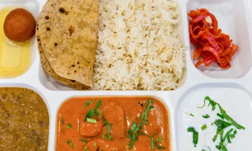 रेलवे ने भोजन की गुणवत्ता में किया अपग्रेड, यात्रियों से लगातार मिल रही थी शिकायत रेलवे ने भोजन की गुणवत्ता में किया अपग्रेड, यात्रियों से लगातार मिल रही थी शिकायत