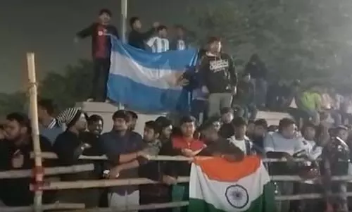 भारत पहुंचे लियोनल मेसी, कोलकाता एयरपोर्ट पर हजारों प्रशंसकों ने किया जोरदार स्वागत