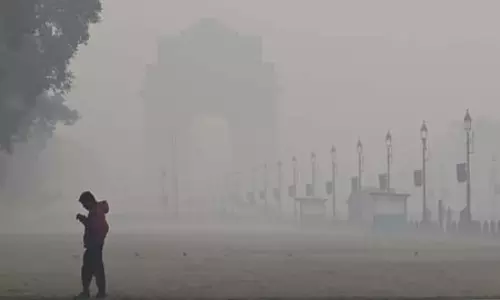 एनसीआर में सीजन का पहला घना कोहरा, प्रदूषण ने बढ़ाई चिंता एनसीआर में सीजन का पहला घना कोहरा, प्रदूषण ने बढ़ाई चिंता